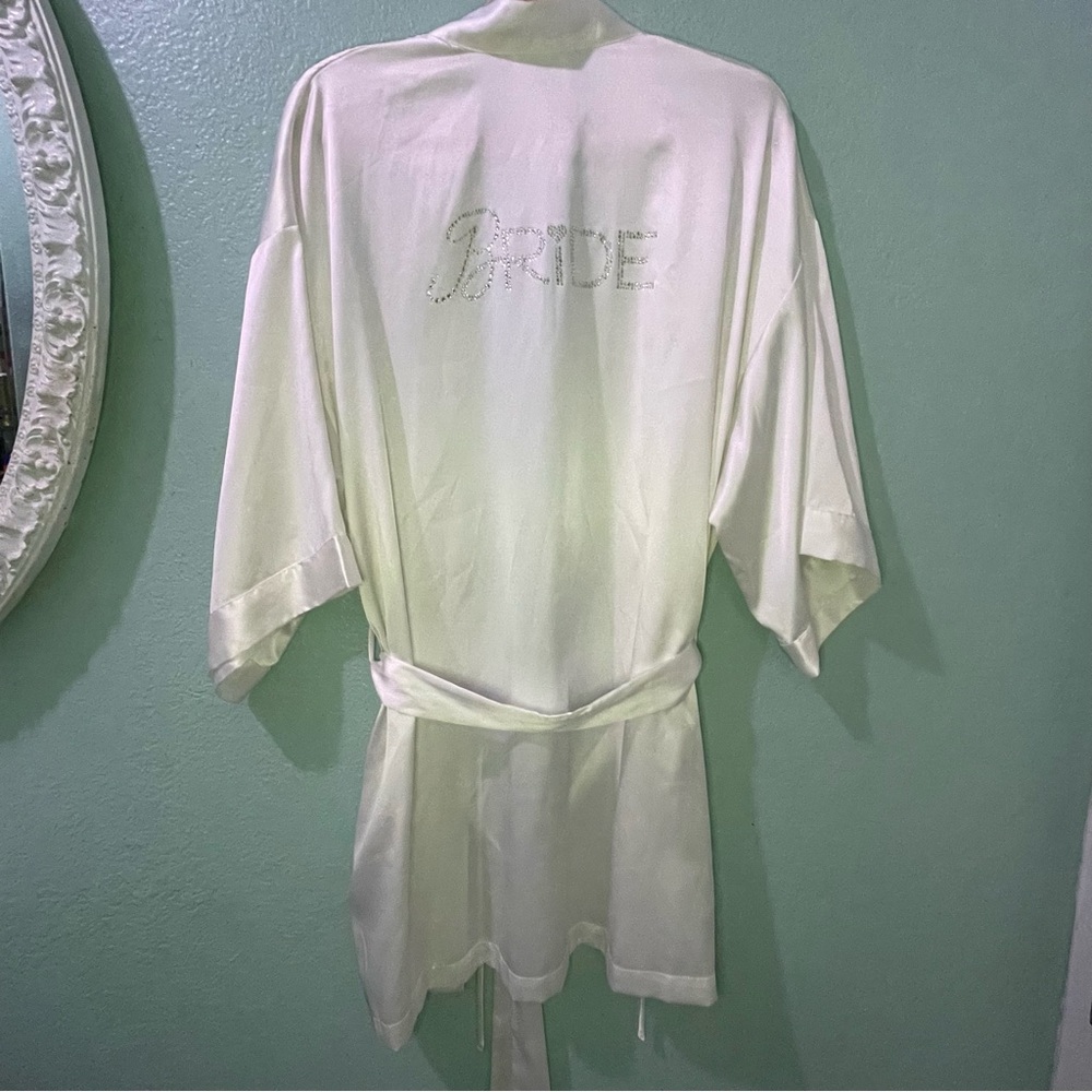 Victoria's Secret White Robe Intimates Sleepwear - Picture 3 of 5